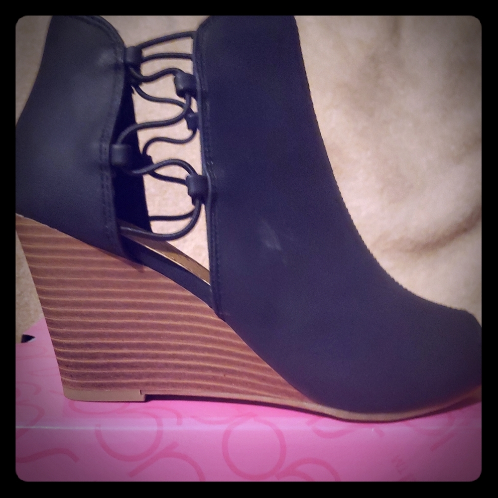 Sugar Black Leather Wedge Bootie. Size 6.5M